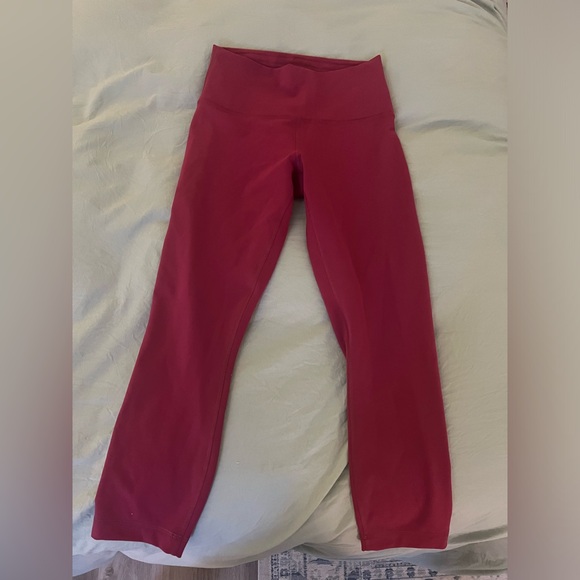 Cropped 23 inch Wunder Train High rise Lulu lemon magenta leggings - Picture 4 of 4